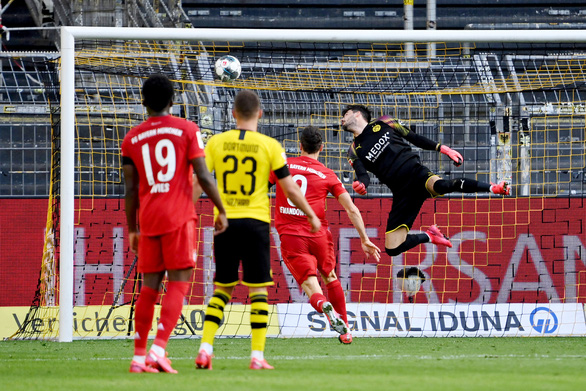 Thủ môn đội Dortmund bất lực trước pha lốp bóng quá xuất sắc của Kimmich - Ảnh: REUTERS