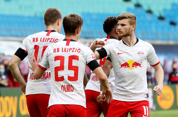 Niềm vui của các cầu thủ RB Leipzig sau khi Klostermann gỡ hòa 1-1 - Ảnh: REUTERS