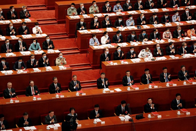 Các đại biểu quốc hội sau cuộc bỏ phiếu về nghị quyết về dự luật an ninh quốc gia tại Hồng Kông. Ảnh: Reuters