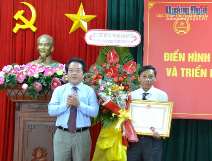 Thừa ủy quyền Chủ tịch nước, Phó Chủ tịch UBND tỉnh Võ Phiên trao Huân chương Lao động hạng Ba cho Phó Cục trưởng Cục Thuế tỉnh Nguyễn Văn Tiếp. 