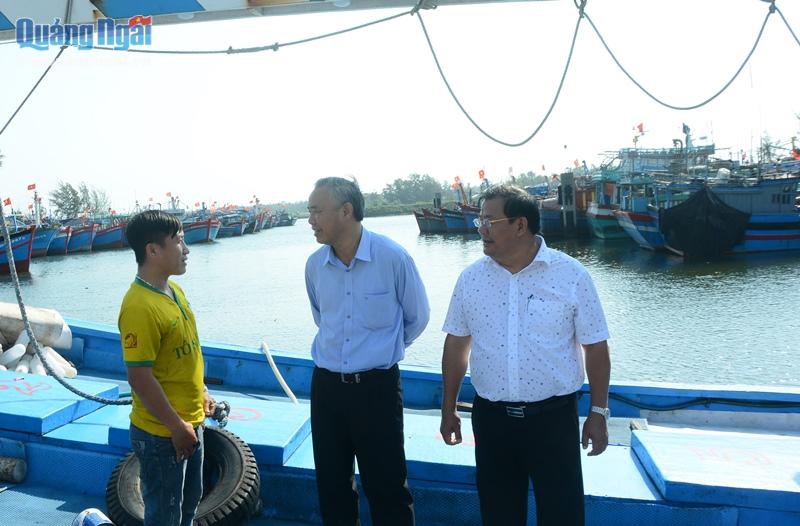 Thứ trưởng Bộ NN&PTNT Phùng Đức Tiến và Phó Chủ tịch  Ttrao đổi với ngư dân tại cảng cá Tịnh Hòa.