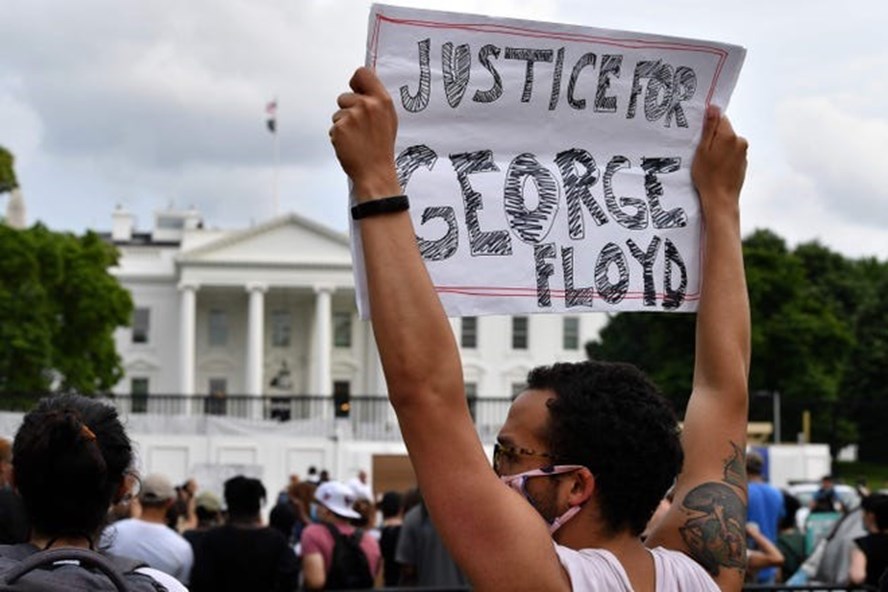 Người biểu tình bên ngoài Nhà Trắng. Ảnh: AFP.