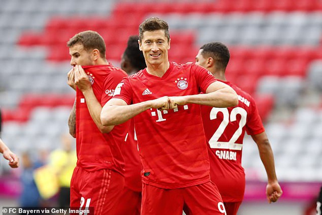 Lewandowski lập cú đúp nâng tổng số bàn thắng ở mùa này của anh ở Bundesliga lên con số 29