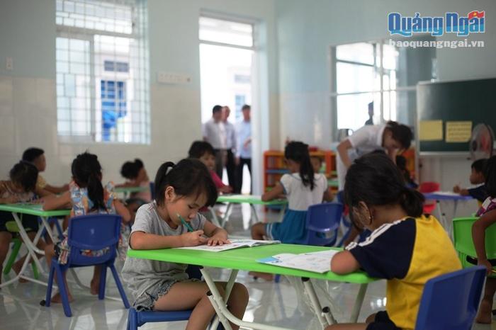 Các em học sinh ở những điểm trưởng lẻ đã được tạo điều kiện học tập trong lớp học khang trang, đầy đủ cơ sở vật chất từ sự tài trợ của tổ chức Children of Vietnam.