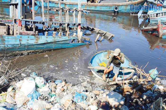 Nước thải đen ngòm được thải ra từ các cơ sở sơ chế hải sản quanh khu vực cảng cá Sa Huỳnh.