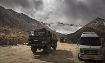 Xe tải quân đội của Ấn Độ ở gần hồ Pangong Tso vào năm 2018. Ảnh: AP