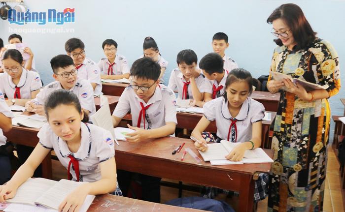 Cô và trò Trường THCS Nguyễn Nghiêm (TP.Quảng Ngãi). 
