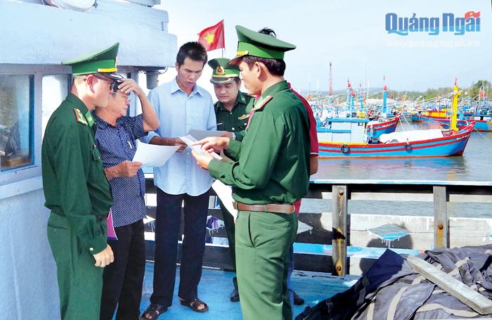 Bộ đội Biên phòng tỉnh tích cực hướng dẫn, tuyên truyền cho ngư dân chấp hành các quy định của pháp luật khi ra khơi đánh bắt.  Ảnh: K.TOÀN