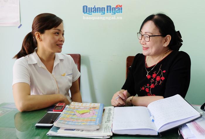 Bà Võ Thị Thu Hương, ở thôn Bình Đẳng, xã Tịnh Ấn Đông (TP. Quảng Ngãi) (bên phải) luôn nhiệt tình, tận tâm với công tác dân số.