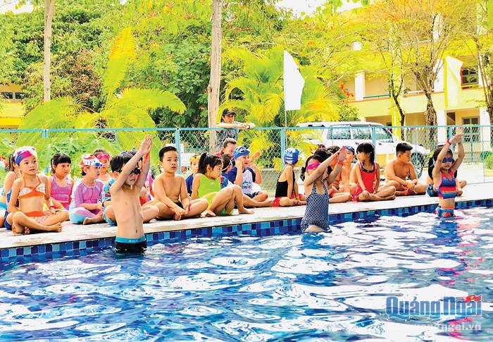 Một tiết học bơi tại Trường Mầm non - Tiểu học Việt - Úc (TP.Quảng Ngãi).