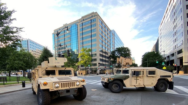 Xe quân sự chặn một con đường gần Nhà Trắng ở Washington hôm 1/6. (Ảnh: Reuters)