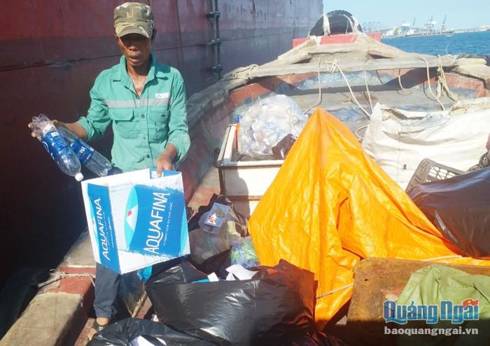 Hoạt động thu gom rác thải, vệ sinh tàu biển của HTX Dịch vụ thu gom rác thải và vệ sinh tàu biển Dung Quất chủ yếu được thực hiện theo kiểu thủ công.