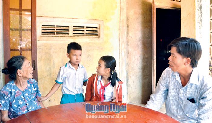 Đại diện Hội Nông dân xã Bình Hải (Bình Sơn) đến thăm hỏi, động viên gia đình em Nguyễn Thị Trúc Giang.