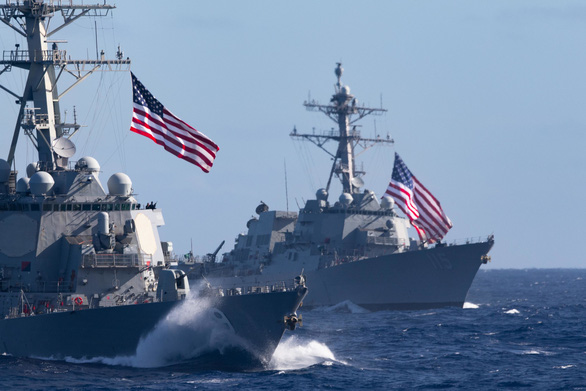 USS Russell (trái) rẽ sóng Thái Bình Dương cùng USS Rafael Peralta, một tàu khu trục cùng lớp - Ảnh: US NAVY