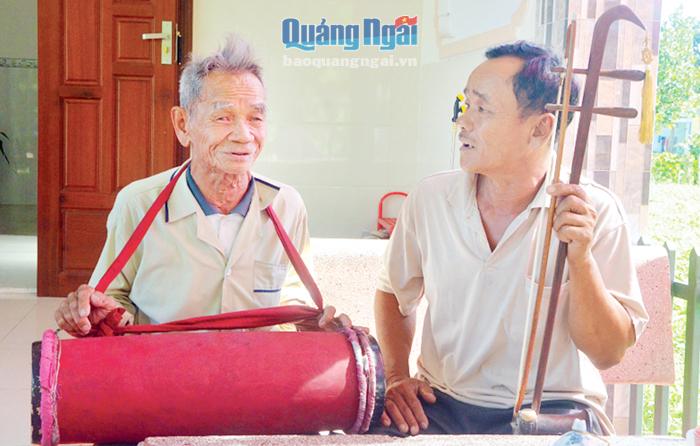 Ông Huỳnh Tròn (bên trái) và con trai là những thành viên tham gia đội hát sắc bùa ở xã Phổ An (TX.Đức Phổ).