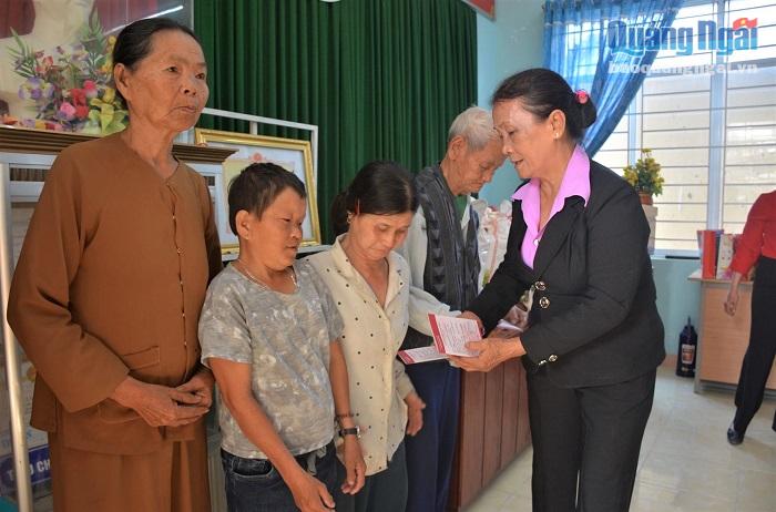 Chị Trần Thị Lự tích cực vận động tiền để làm sổ tiết kiệm trao cho các hoàn cảnh khó khăn trong thôn
