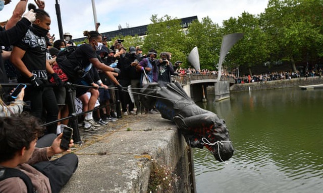 Người biểu tình ném tượng xuống sông (Ảnh: PA)