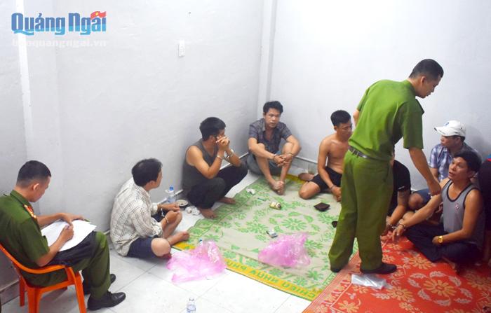 Lực lượng công an bắt quả tang các đối tượng đánh bạc ở huyện Sơn Tây.	
