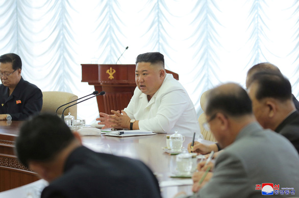 Lãnh đạo Triều Tiên Kim Jong Un phát biểu trong một cuộc họp của Bộ Chính trị đảng Lao động Triều Tiên cuối tuần trước - Ảnh: REUTERS/KCNA