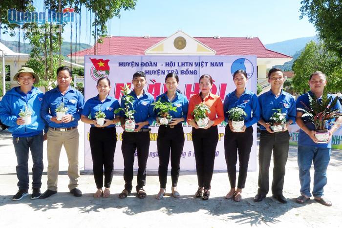 Huyện đoàn Trà Bồng đã đổi gần 400 cây xanh cho các tổ chức, cá nhân, đơn vị để thu về hằng trăm kílôgam các loại phế liệu.