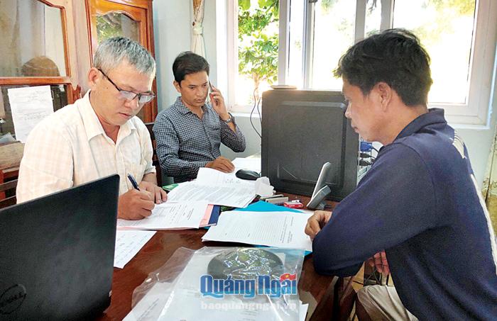 Tổ công tác bộ phận một cửa UBND huyện Lý Sơn giải quyết thủ tục hành chính cho người dân tại đảo Bé.