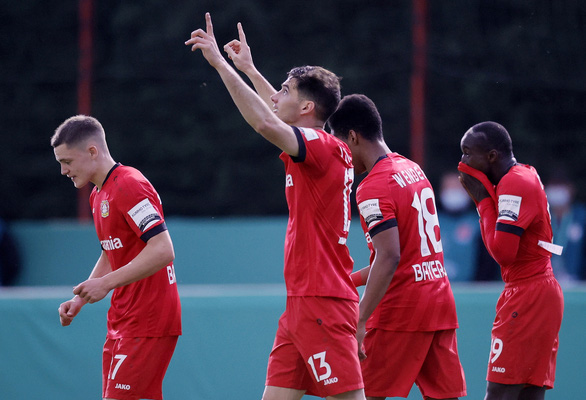 Niềm vui của các cầu thủ Leverkusen sau khi ghi bàn vào lưới FC Saarbrucken - Ảnh: REUTERS