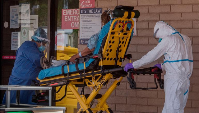 Bệnh nhân được chuyển tới phòng cấp cứu tại bệnh viện ở bang Arizona, Mỹ. (Ảnh: AFP)