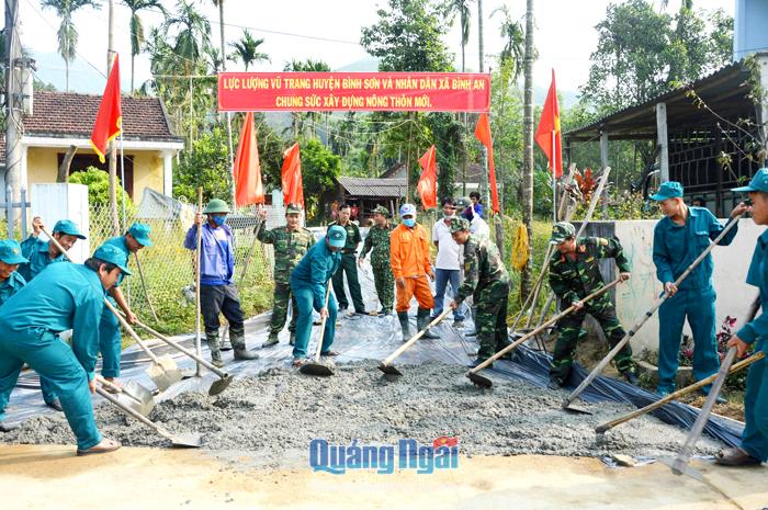 Lực lượng vũ trang huyện Bình Sơn tham gia xây dựng nông thôn mới, chào mừng Đại hội Đảng bộ Quân sự tỉnh, nhiệm kỳ 2020 - 2025. Ảnh: Anh Khoa