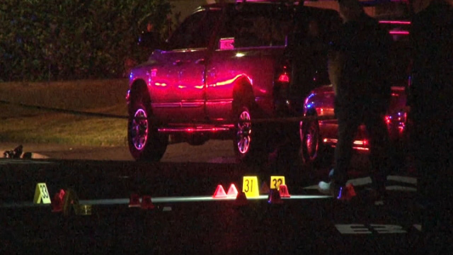 Vụ xả súng xảy ra lúc khoảng 22 giờ tối 9-6 (giờ địa phương) tại ngôi nhà trên đại lộ Cynthia. Ảnh: CBS Local