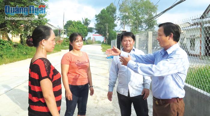 Bí thư Đảng ủy xã Bình Khương Nguyễn Đình Sơn (bên phải) trò chuyện với người dân về việc xây dựng nông thôn mới ở địa phương.