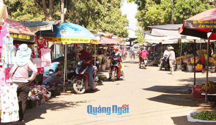 Chợ tạm Quảng Ngãi, ở phường Nghĩa Chánh (TP.Quảng Ngãi) vẫn hoạt động đông đúc, chưa được xóa bỏ.