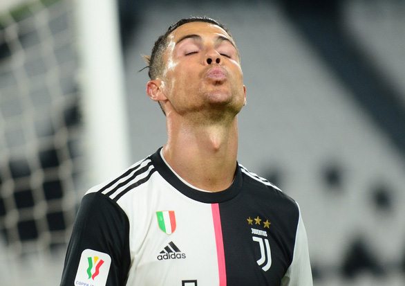  Sự thất vọng của Ronaldo trong trận hòa AC Milan - Ảnh: REUTERS
