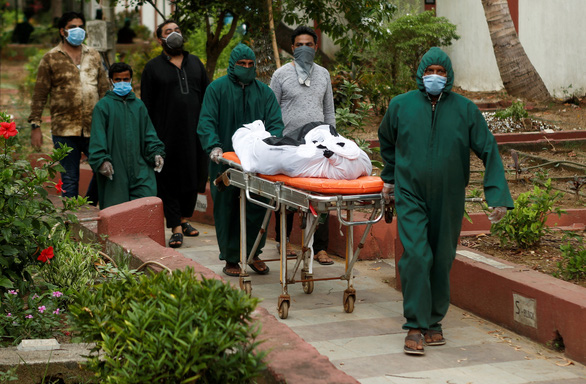 Vận chuyển thi thể nạn nhân của COVID-19 tại Mumbai, Ấn Độ - Ảnh: Reuters