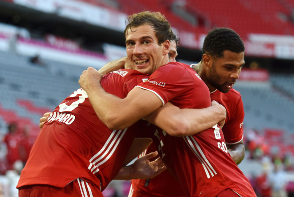 Niềm vui của các cầu thủ Bayern Munich sau khi Goretzka nâng tỉ số lên 2-1 - Ảnh: REUTERS