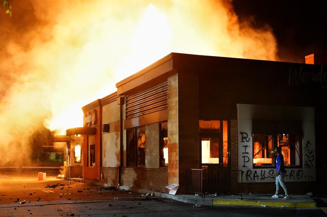 Cửa hàng Wendy bị thiêu cháy hôm 13/6 (Ảnh: Reuters)