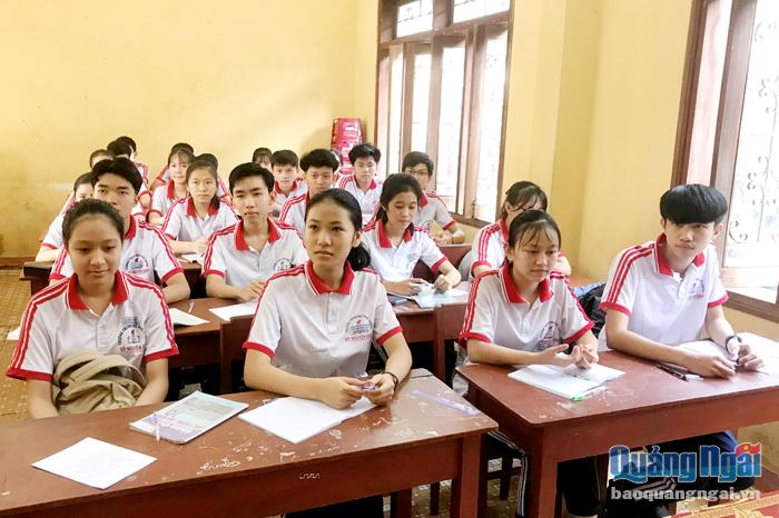 Học sinh Trường THPT Võ Nguyên Giáp (TP.Quảng Ngãi) trong giờ học.     ẢNH: T.P