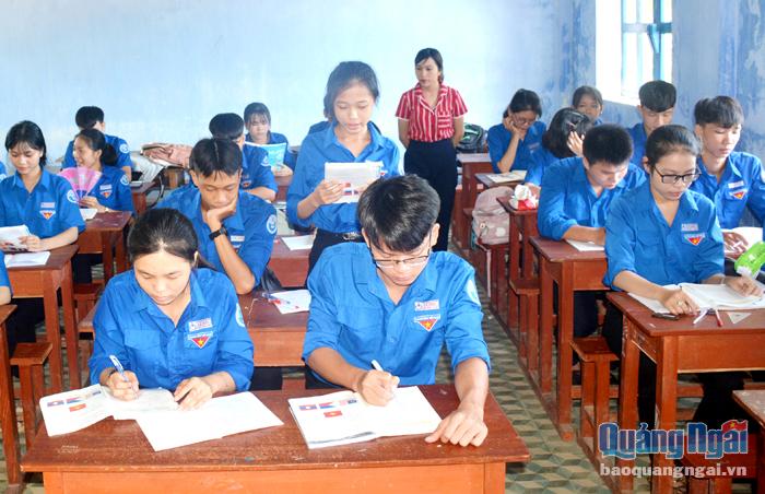 Học sinh Trường THPT Lý Sơn trong giờ ôn tập môn tiếng Anh.