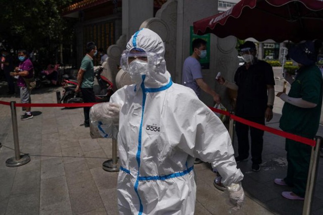 Một nhân viên y tế mặc quần áo bảo hộ bên ngoài bệnh viện ở Bắc Kinh, Trung Quốc. (Ảnh: EPA)