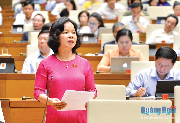 Phó trưởng đoàn chuyên trách Đoàn ĐBQH tỉnh Phạm Thị Thu Trang phát biểu tại phiên thảo luận của Quốc hội. Ảnh: Hoàng Tân