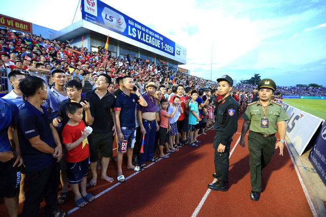  Khán giả tràn xuống sân trong trận Hồng Lĩnh Hà Tĩnh gặp CLB Hà Nội