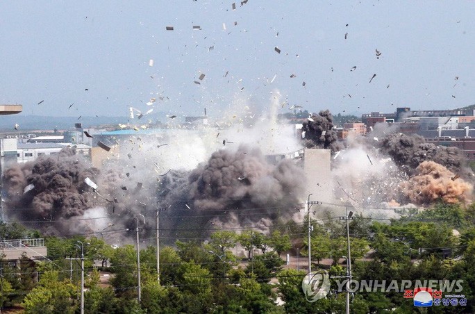 Hình ảnh văn phòng liên lạc liên Triều bị nổ tung hôm 16-6. Ảnh: Yonhap