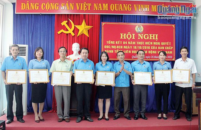 Chủ tịch LĐLĐ tỉnh Trần Quang Tòa tặng Bằng khen cho 8 tập thể và 10 cá nhân có thành tích xuất sắc trong thực hiện Nghị quyết 09C.                                                Ảnh: BS