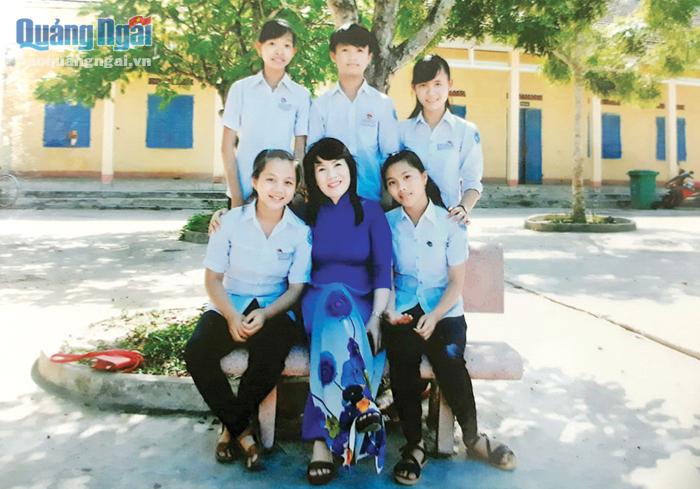  Cô giáo Phạm Thị Ánh Tuyến cùng với đội ngũ học sinh giỏi của Trường THCS Tịnh Trà. ẢNH: PV