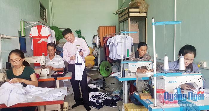 Nguồn vốn cho vay giải quyết việc làm giúp gia đình chị Nguyễn Thị Minh Trinh, xã Tịnh Hà (Sơn Tịnh) mở rộng cơ sở may gia công tại nhà, nâng cao thu nhập. 