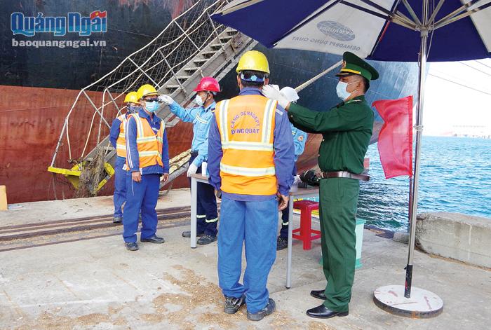 Quân y Đồn Biên phòng cửa khẩu Cảng Dung Quất tiếp tục thực hiện các biện pháp phòng dịch Covid-19 đối với người lao động làm việc trên tàu nước ngoài.                                                                                                            Ảnh: K.TOÀN