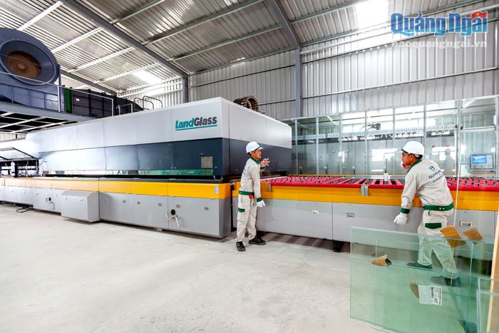 Dây chuyền sản xuất theo công nghệ hiện đại đạt tiêu chuẩn Châu Âu tại Nhà máy Kính Quảng Ngãi (KCN Tịnh Phong). 