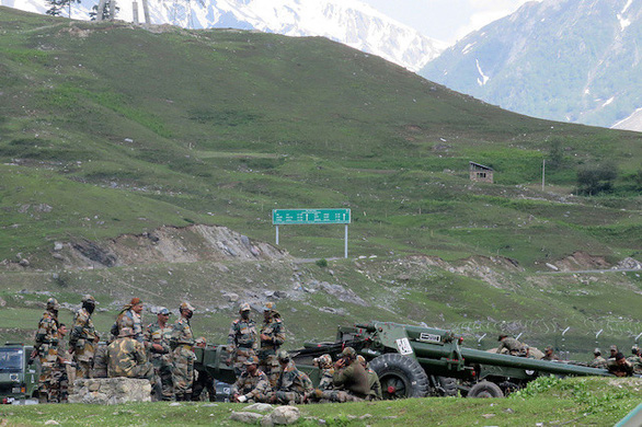Binh lính Ấn Độ nghỉ ngơi cạnh khẩu pháo trước khi di chuyển tới Ladakh ngày 16-6 - Ảnh: REUTERS