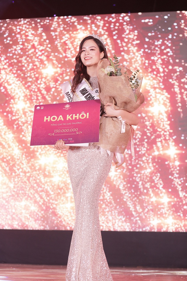Với sức trẻ, sự thông minh và sự bình tĩnh đáng nể, Khánh Linh đã đăng quang ngôi vị cao nhất của cuộc thi 