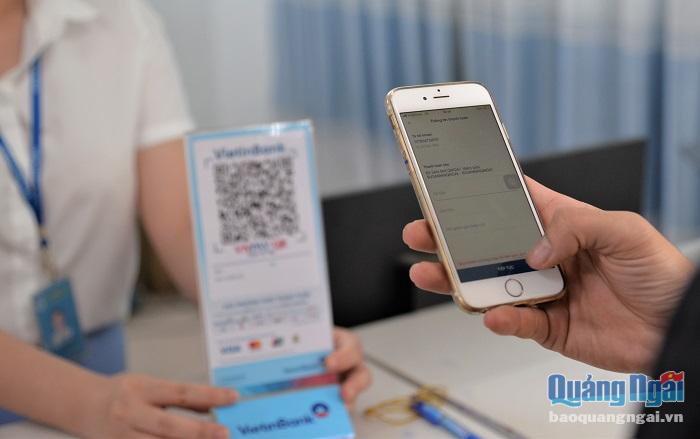 Hai bệnh viện tuyến tỉnh cũng đã áp dụng hình thức quét mã QR PAY trên điện thoại thông minh để thanh toán viện phí