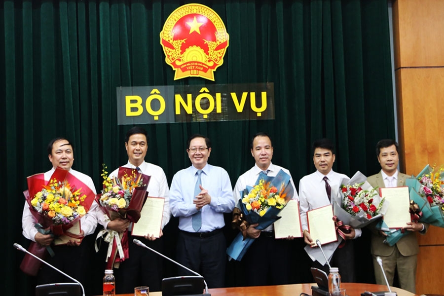 Bộ trưởng Lê Vĩnh Tân trao quyết định và chúc mừng các cán bộ được điều động, bổ nhiệm chức vụ mới.